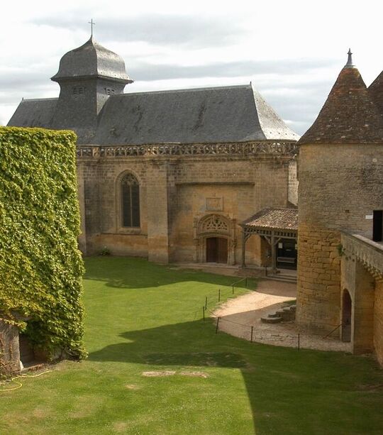 Description surchargée : Ceci est un beau château du XIXeme avec une pelouse bien tondue